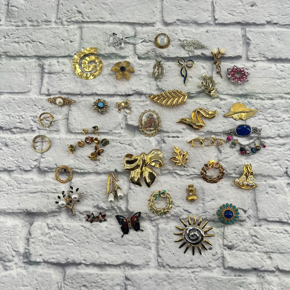 30 Assorted Vintage Pins Brooches Lot Gold Tone Rhinestone Pearl Enamel Floral - Picture 1 of 9